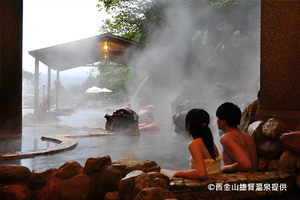 再漫步返回總督溫泉泡湯及享用午餐(自費) 舊金山總督溫泉，位於舊有金山海水浴場附近，再加上此處為日據時期總督的溫泉招待所，故命名之