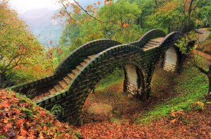 10:00~11:30【汐止拱北殿】有120年歷史的拱北殿，每年秋冬換上楓紅衣裝，唯美的雙拱橋與兩旁火紅的楓葉相襯，浪漫又詩意的景色是絕不能錯過的秘境景點！