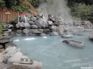 11:50~14:30【鳩之澤溫泉／自然步道／溫泉煮DIY】有「美人湯」之譽的鳩之澤溫泉屬弱鹼性碳酸氫鈉混和泉，能舒暢筋骨、美容養顏，您可以前往大眾池或個人湯屋泡湯（費用自理），動手體驗DIY煮溫泉蛋、玉米等，品嘗天然好滋味 （費用自理），或跟隨導遊前往自然步道欣賞豐富多樣的生態、繁茂的蕨類植物、地被植群與各種附生植物，讓翠綠的闊葉樹林擁有豐富的層次，是條可供悠閒漫步、也可進行生態觀察的林間步道。（往返約1小時）