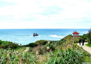 13:30~15:30【獅頭山公園】 位於金山海岬的獅頭山，望東可見野柳岬，西邊則是磺港漁港與中角的山海景。步道盡頭還有因板塊運動與自然侵蝕而成的特殊地形景觀雙燭台嶼