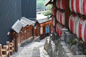 【明治溫泉老街&谷關吊橋】整排的石階與日式風格建築，大紅燈籠、繪馬、許願鐘等，彷彿來到了日本溫泉街！更不能錯過谷關地標「谷關吊橋」，俯瞰壯麗的大甲溪！