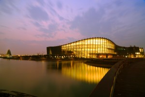 【故宮南院】參訪亞洲藝術文化寶庫，一探中華文化精華！博物館建築以中國水墨畫濃墨、飛白與渲染三種技法，形成實量體展示空間及文物庫房、虛量體公共接待空間與穿透連接空間，象徵著中華、印度與波斯三股文化交織出悠遠流長多元的亞洲文明，除了博物館主體，院區中央另設有人工湖，並有一景觀橋橫跨南端人工湖，可將參觀遊客接引至博物館二樓大廳。