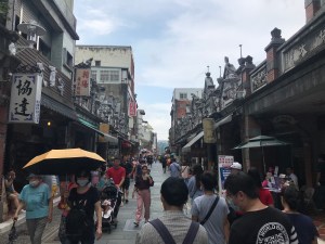 13:30-15:00【大溪老街】週邊有大溪橋、寺廟古蹟及大溪木藝生態博物館等知名景點，當然更要品嚐老街上傳統的台灣古早味小吃、體驗台灣童玩，尤其是大溪豆干、月光餅、花生糖、豆花、碗粿、湯圓等，都是不容錯過的台灣道地美食！絕對是來到桃園，感受道地台灣味必去的景點之一！(請於此地自費享用當地小吃)