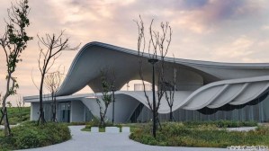 11:20~12:40【永安漁港＋永安海螺文化體驗館】桃園最美仙氣破表的純白海螺曲線造型建築，以海螺意象推廣海洋客家文化，穿越觀海橋來到永安漁港，體驗漁港小鎮風情，您也可以到觀光漁市品嘗新鮮的海產美食！（※消費自理）