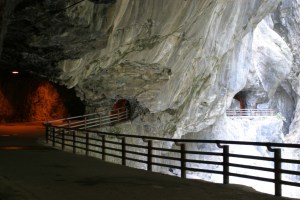 13:00~14:00【九曲洞步道】九曲洞是太魯閣峽谷最精華的路段之一，步道緊倚著高山深壑，向下俯瞰則是急湍的立霧溪水，兩岸山壁緊峙，鬼斧神工與險峻的地勢令人讚嘆震懾。（※如遇當日人潮眾多或管制，將改為前往燕子口或其他周邊步道，敬請依導遊當日宣布為準）