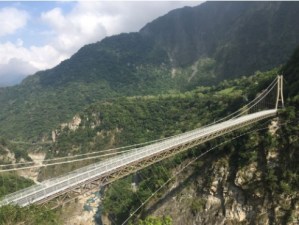 10:30~12:30【布洛灣山月吊橋】山月吊橋是太魯閣國家公園跨距最長、距離溪谷落差最大的吊橋，從橋上俯瞰，立霧溪蜿蜒曲折，而兩岸山勢陡峻，層層相疊，視覺可以從溪谷向上延伸至遠山。往東眺望是溪畔一帶的立霧溪谷，往西則可以欣賞燕子口險峻的峽谷地形，氣勢磅薄。