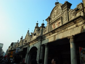 13:00~14:30【大溪老街】大溪為桃園最早開發的地區，早期的貿易興盛也反映在當地建築上，豪華唯美的巴洛克建築風格，融合中式及閩南建築風格，形成特殊的街道景觀。來到老街體驗傳統童玩，品嘗在地小吃大溪豆干、月光餅、花生糖、豆花、碗粿等（※消費自理）